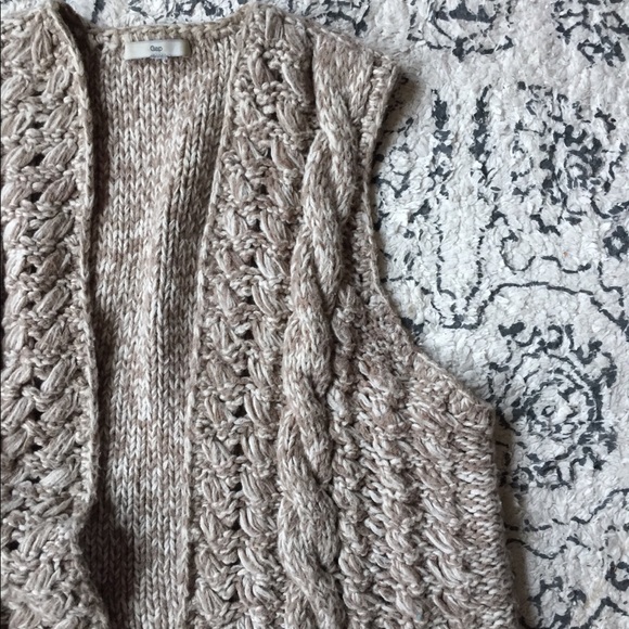 Gap Vest • Your new favorite winter item - Picture 3 of 5